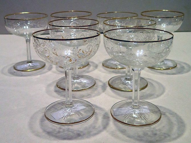 https://www.akibagalleries.com/static/sitefiles/images/Invaluable-Champagne-Glasses-History-5-670x501.jpg